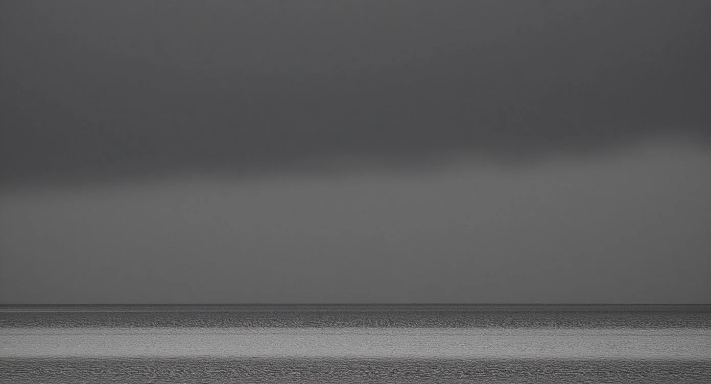 Ciemne pochmurne niebo nad spokojną powierzchnią oceanu, naturalne zjawisko atmosferyczne związane z klimatem