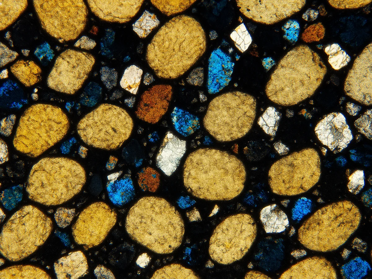 Ilustracja sekcji 2 pokazuje Close‑up of sandstone grain textures i najwazniejsze zaleznosci tematu.